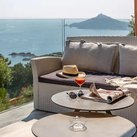 Charming Riviera For 8 Guests Pool & Sea View Holiday home *